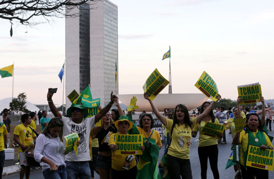 برازيليون يحتفلون بعزل رئيسة البلاد ديلما روسيف (2)