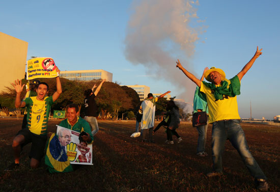 برازيليون يحتفلون بعزل رئيسة البلاد ديلما روسيف (3)