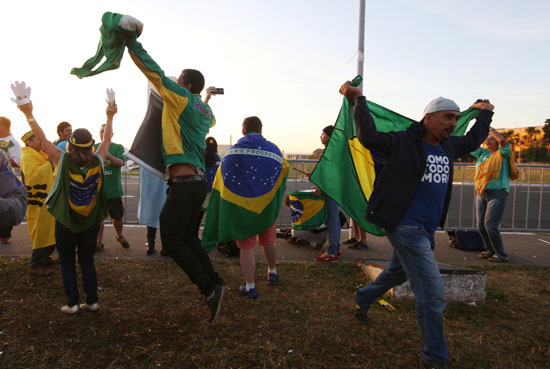 برازيليون يحتفلون بعزل رئيسة البلاد ديلما روسيف (4)