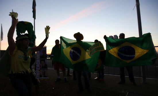 برازيليون يحتفلون بعزل رئيسة البلاد ديلما روسيف (5)