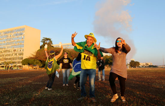 برازيليون يحتفلون بعزل رئيسة البلاد ديلما روسيف (6)