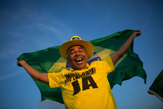 برازيليون يحتفلون بعزل رئيسة البلاد ديلما روسيف (10)