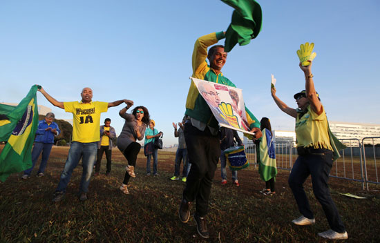 برازيليون يحتفلون بعزل رئيسة البلاد ديلما روسيف (8)