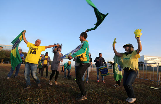 برازيليون يحتفلون بعزل رئيسة البلاد ديلما روسيف (9)
