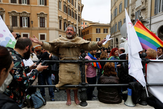 إيطاليا توافق على زواج المثليين مدنيا بعد معركة برلمانية طويلة (5)