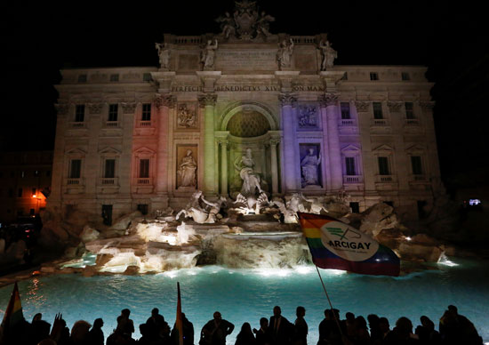 إيطاليا توافق على زواج المثليين مدنيا بعد معركة برلمانية طويلة (7)
