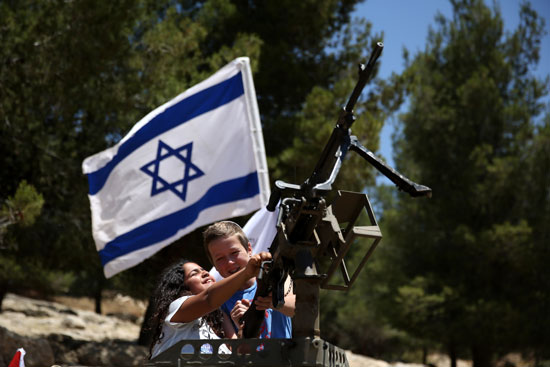 إسرائيل تدرب أطفال المدارس على استخدام الأسلحة فى يوم الاستقلال (1)
