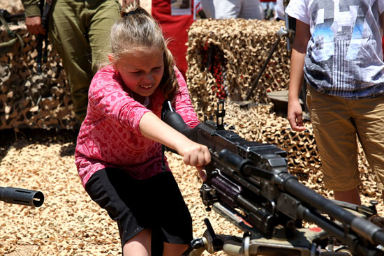 إسرائيل تدرب أطفال المدارس على استخدام الأسلحة فى يوم الاستقلال (10)