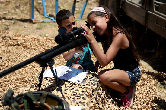 إسرائيل تدرب أطفال المدارس على استخدام الأسلحة فى يوم الاستقلال (11)