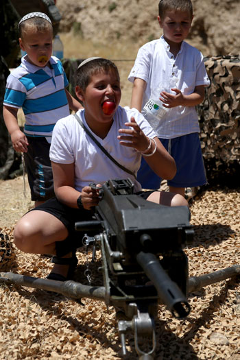 إسرائيل تدرب أطفال المدارس على استخدام الأسلحة فى يوم الاستقلال (12)