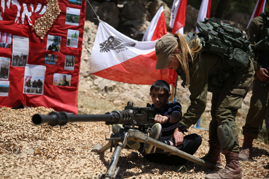 إسرائيل تدرب أطفال المدارس على استخدام الأسلحة فى يوم الاستقلال (13)