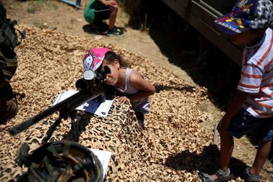 إسرائيل تدرب أطفال المدارس على استخدام الأسلحة فى يوم الاستقلال (2)