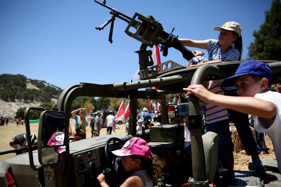 إسرائيل تدرب أطفال المدارس على استخدام الأسلحة فى يوم الاستقلال (3)