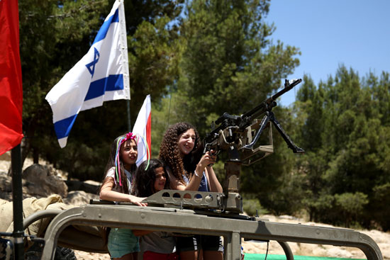 إسرائيل تدرب أطفال المدارس على استخدام الأسلحة فى يوم الاستقلال (4)