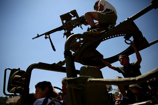إسرائيل تدرب أطفال المدارس على استخدام الأسلحة فى يوم الاستقلال (6)
