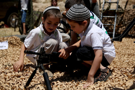 إسرائيل تدرب أطفال المدارس على استخدام الأسلحة فى يوم الاستقلال (7)