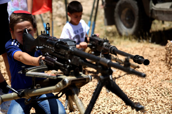 إسرائيل تدرب أطفال المدارس على استخدام الأسلحة فى يوم الاستقلال (8)