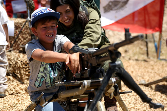 إسرائيل تدرب أطفال المدارس على استخدام الأسلحة فى يوم الاستقلال (9)