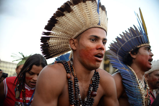 السكان الأصليون فى البرازيل يتظاهرون ضد إقالة ديلما روسيف (2)