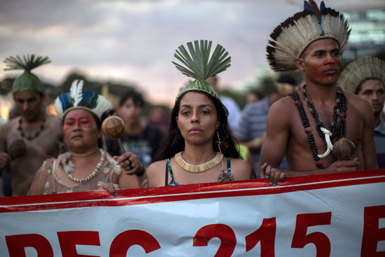 السكان الأصليون فى البرازيل يتظاهرون ضد إقالة ديلما روسيف (10)