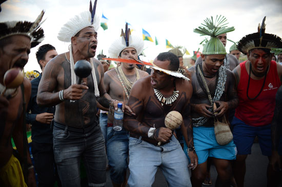 السكان الأصليون فى البرازيل يتظاهرون ضد إقالة ديلما روسيف (3)