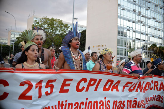 السكان الأصليون فى البرازيل يتظاهرون ضد إقالة ديلما روسيف (5)