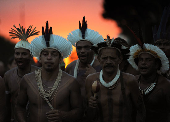 السكان الأصليون فى البرازيل يتظاهرون ضد إقالة ديلما روسيف (7)