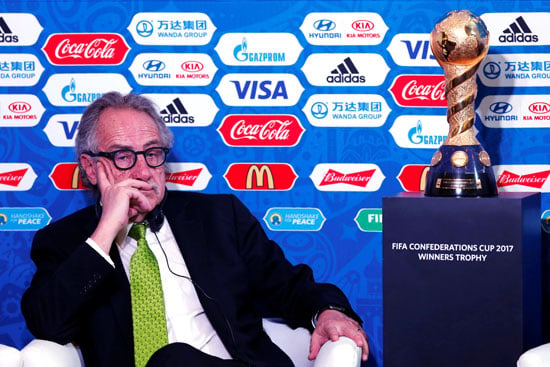 رونالدينيو يكشف عن كأس القارات قبل مباراة أساطير الفيفا (2)