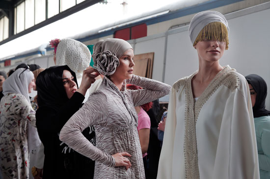 إبداعات أزياء المحجبات فى أسبوع إسطنبول للمحتشمات  (16)