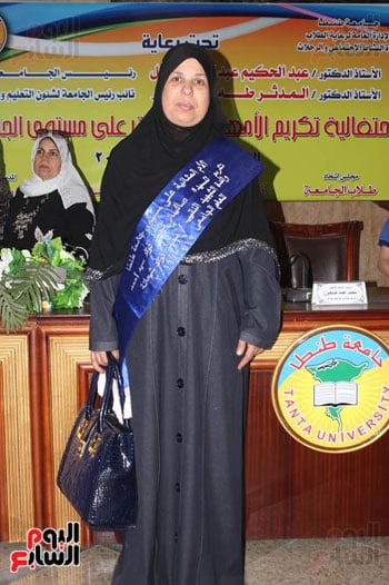تكريم والدة الشهيد محمد فؤاد شحاتة أبو زيد كأُم مثالية بجامعة طنطا (1)