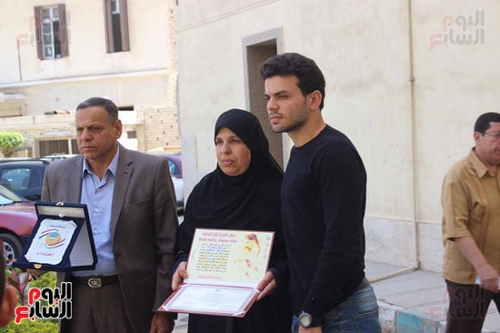 تكريم والدة الشهيد محمد فؤاد شحاتة أبو زيد كأُم مثالية بجامعة طنطا (3)