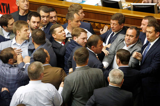 شجار بالأيدى داخل البرلمان الأوكرانى بسبب إلقاء كلمة باللغة الروسية (1)
