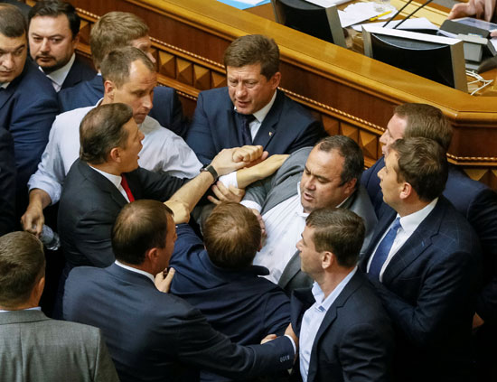 شجار بالأيدى داخل البرلمان الأوكرانى بسبب إلقاء كلمة باللغة الروسية (3)