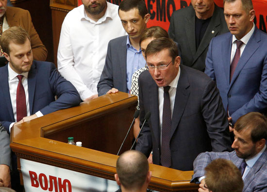 شجار بالأيدى داخل البرلمان الأوكرانى بسبب إلقاء كلمة باللغة الروسية (4)