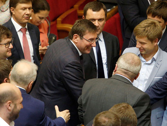 شجار بالأيدى داخل البرلمان الأوكرانى بسبب إلقاء كلمة باللغة الروسية (6)