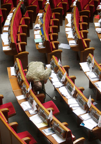 شجار بالأيدى داخل البرلمان الأوكرانى بسبب إلقاء كلمة باللغة الروسية (9)