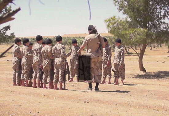 أطفال داعش بالأحزمة الناسفة يهددون الغرب (2)