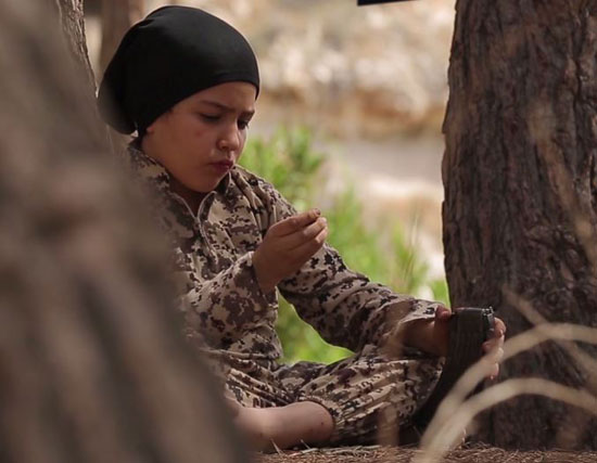 أطفال داعش بالأحزمة الناسفة يهددون الغرب (3)
