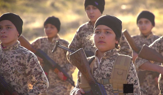أطفال داعش بالأحزمة الناسفة يهددون الغرب (12)