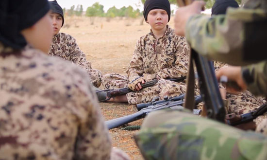 أطفال داعش بالأحزمة الناسفة يهددون الغرب (7)