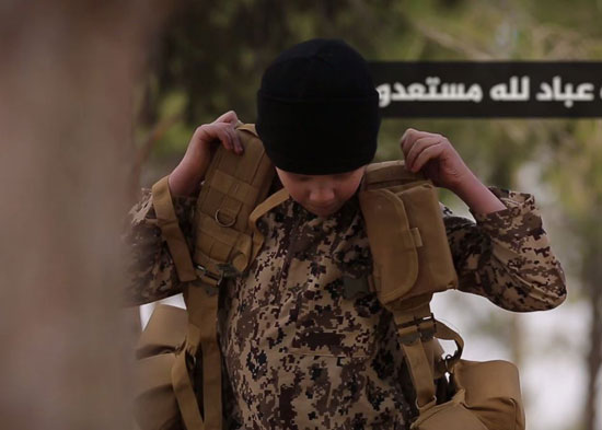 أطفال داعش بالأحزمة الناسفة يهددون الغرب (9)