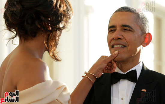 000-ميشيل أوباما تداعب زوجها فى حفل عشاء لرؤساء شمال أوروبا  (1)