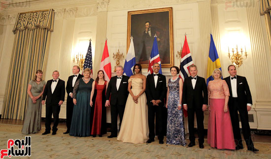 000-ميشيل أوباما تداعب زوجها فى حفل عشاء لرؤساء شمال أوروبا  (3)