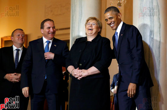 000-ميشيل أوباما تداعب زوجها فى حفل عشاء لرؤساء شمال أوروبا  (10)