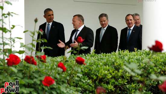 000-ميشيل أوباما تداعب زوجها فى حفل عشاء لرؤساء شمال أوروبا  (11)
