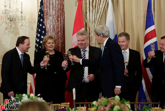 000-ميشيل أوباما تداعب زوجها فى حفل عشاء لرؤساء شمال أوروبا  (14)