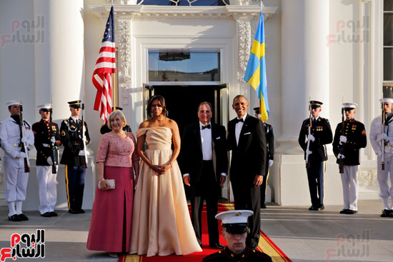 000-ميشيل أوباما تداعب زوجها فى حفل عشاء لرؤساء شمال أوروبا  (17)