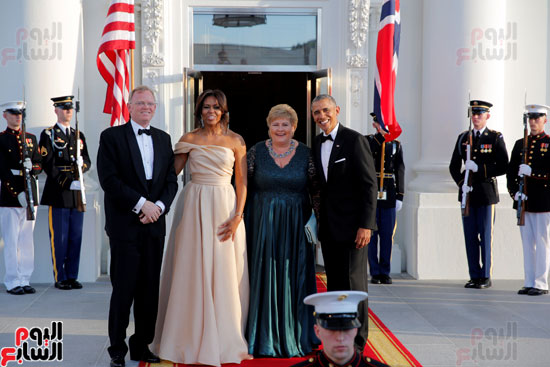 000-ميشيل أوباما تداعب زوجها فى حفل عشاء لرؤساء شمال أوروبا  (18)
