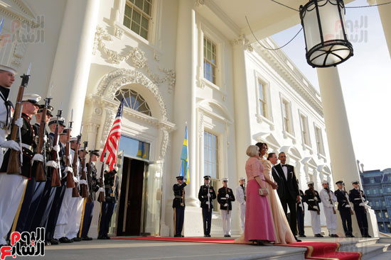 000-ميشيل أوباما تداعب زوجها فى حفل عشاء لرؤساء شمال أوروبا  (4)