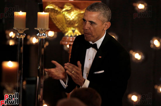 000-ميشيل أوباما تداعب زوجها فى حفل عشاء لرؤساء شمال أوروبا  (9)